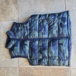 Gap Boys Camo puffer vest.  Size Medium.  NWOT